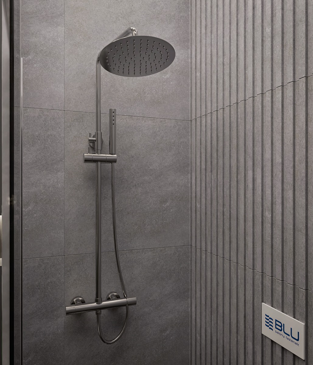 Szara łazienka z chromowanym zestawem prysznicowym.